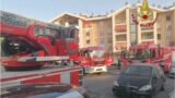 Roma, le fiamme devastano un appartamento a Capannelle: ferita una 64enne