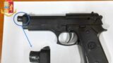 Senza biglietto sulla metro, punta la pistola contro il controllore: panico tra i viaggiatori