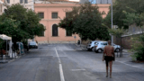 Roma, troppo caldo e troppo degrado: nudo per strada a San Lorenzo