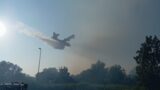 Pontina, enorme incendio a Castel Romano: circolazione rallentata, in fiamme ettari di vegetazione, evacuato l’outlet (FOTO E VIDEO)