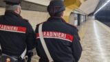Roma. ‘Vorrei sedermi, mi fate spazio?’: reagiscono e lo accoltellano in metro, grave 28enne