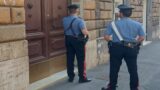 Roma, ‘Fammi entrare’, prende a calci e pugni la porta e si rompe la mano: arrestato marito violento