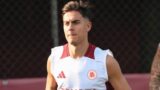 Dybala resta alla Roma, i tifosi impazziscono: cori e urla sotto casa del calciatore (VIDEO)