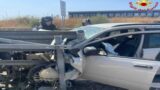 Spaventoso incidente a Civitavecchia: perde il controllo dell’auto e finisce contro il guardrail (FOTO)