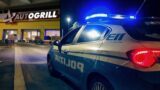 Roma, rapinatore imbranato fa il colpo all’autogrill, ma nella fuga perde bottino e i suoi occhiali