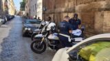 Roma, in giro con la Bentley e la Ferrari con la targa (radiata) di un autocarro: 600 multe non pagate per ‘Lady infrazioni’