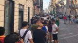 Paulo Dybala allo store dell’AS Roma di Via del Corso: l’incontro con i tifosi giallorossi (FOTO)