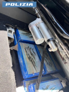 Vano nascosto nell'auto