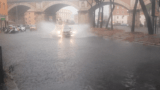 Roma allagata, Gualtieri: ‘In un’ora un mese di pioggia’. I cittadini: ‘E nelle caditoie anni di rifiuti’ (FOTO)
