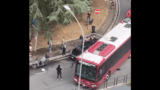 Roma, parcheggia in curva e il bus si incastra: bloccata anche l’ambulanza (VIDEO)