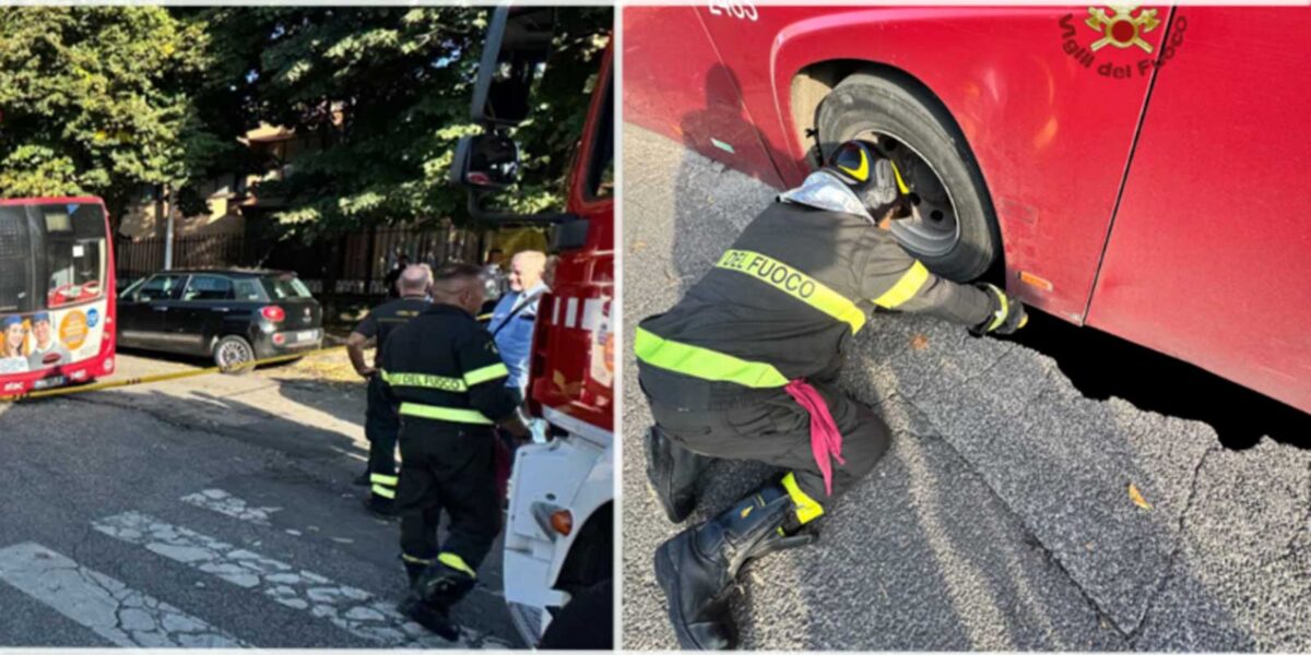 Roma, autobus sprofonda su via Pietro tacchi Venturi