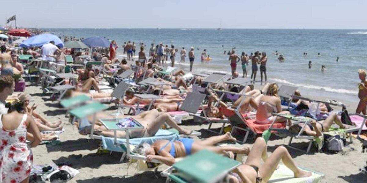 Ostia, è già quasi estate: bagnanti in spiaggia
