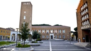 Lite in strada a Pomezia, 74enne torna a casa e muore: addio all’ “uomo del pappagallo”