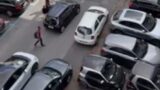 Roma, parcheggiano in mezzo alla strada: automobilisti intrappolati a villa Grazioli
