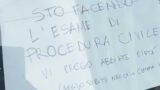 Roma, parcheggia male, ma lascia il biglietto. “Sto facendo l’esame di Procedura Civile, abbiate pietà”