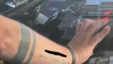 Roma, autista del bus si tatua una bestemmia sul braccio: la foto diventa virale