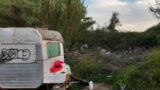 Ostia, Tor San Michele e le promesse mancate: ancora rifiuti e accampamenti un anno dopo la ‘passeggiata contro il degrado’