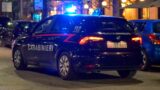 Roma, danneggia un’auto a calci: il proprietario la scopre, lei prende un coltello e minaccia i carabinieri