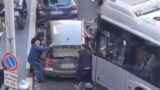 Roma, auto parcheggia in curva: ogni giorno file chilometriche per i bus ‘incastrati’ (VIDEO)