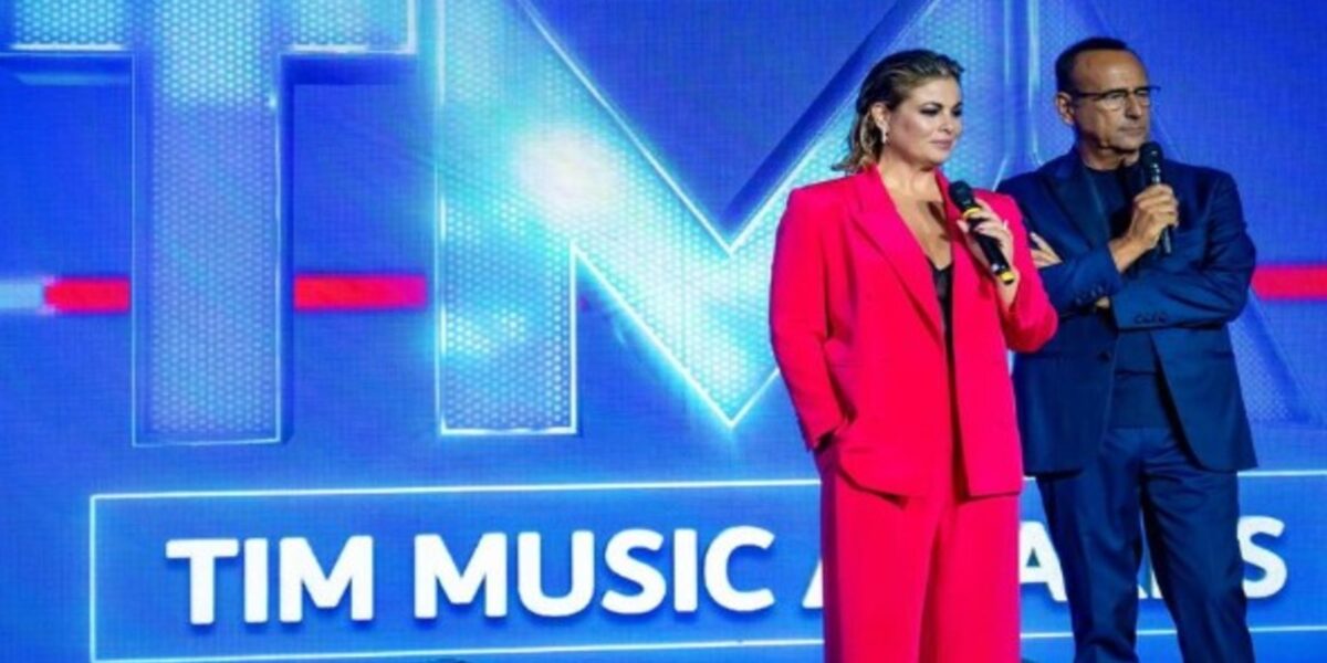 Carlo Conti e Vanessa Incontrada che presentano i Tim Music Awards