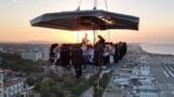 Dinner in the Sky, mangiare ‘sospesi’ tra le nuvole arriva nel Lazio: dove e quando (FOTO)
