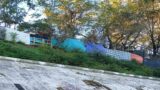 Marconi, tonnellate di rifiuti e favelas invadono il percorso del fiume Tevere: “E’ un disastro ambientale”