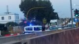 Roma, Smart si cappotta e prende fuoco sulla Tiburtina