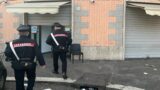 Roma, spari contro la saracinesca di un bar al Quarticciolo: 26enne incastrato da un video su Tik Tok