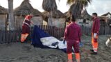 Ostia, sgombero sulla spiaggia: via le tendopoli (FOTO)