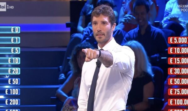 Sanremo 2027, De Martino rivoluziona il festival: meno cantanti, più musica e una svolta che guarda al futuro