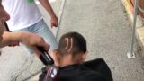 Il nuovo compagno è un tifoso della Roma, lui si vendica dell’ex facendo rasare lo stemma della Juve sulla testa dei figli