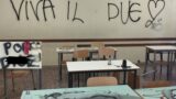 Roma, bestemmie, svastiche e disegni osceni: vandalizzata la scuola Pablo Neruda (FOTO)