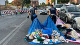 Porta Portese, vigili costretti a fare i netturbini con la merce sequestrata