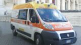 Roma, donna dà in escandescenza: calci, pugni e cinghiate persone e auto per la strada
