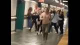 Roma, ‘beccato’ mentre ruba sulla metro A: borseggiatore picchiato e inseguito dalle vittime fugge sui binari (VIDEO)