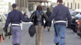 Roma, donna rapina anziana signora in mezzo alla strada spintonandola con violenza: arrestata
