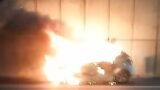 Roma, auto in fiamme sul Gra: automobilista “fai da te” si improvvisa pompiere e spegne il rogo