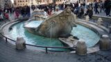 Perché la Fontana della Barcaccia ha la forma di una barca affondata?