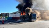 Tor Sapienza, bus flambè al deposito Roma Tpl: colonna di fumo nero e viabilità in til