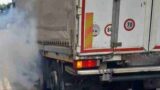 Incendio a Vigna Clara: camion in fiamme lungo largo Vigna Stelluti