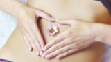 Sindrome premestruale: 5 esercizi per ridurre i crampi addominali