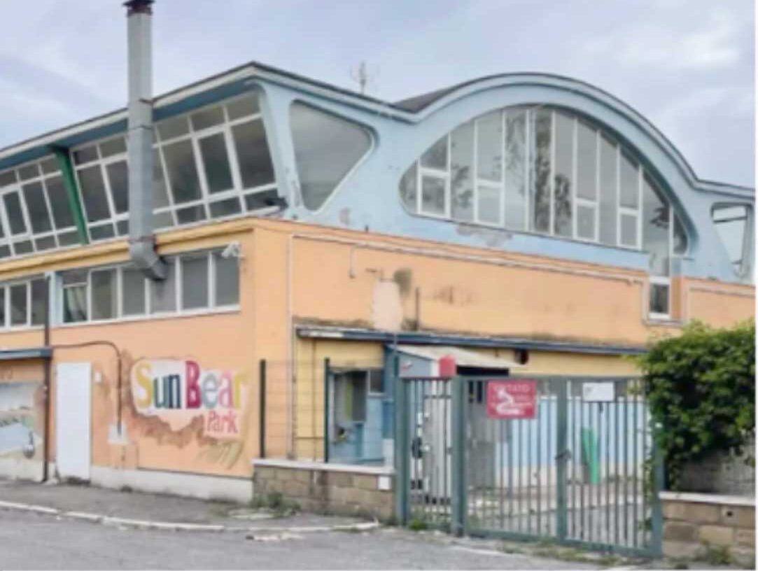 A sinistra, l'ex mercato di San Fiorenzo di Ostia, a destra l'assessore Calcerano