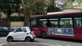 Parcheggio selvaggio ferma un bus a Roma: l’ironia social diventa virale