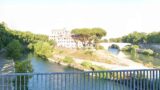Roma, turista si getta nel Tevere per sfuggire a una rapina