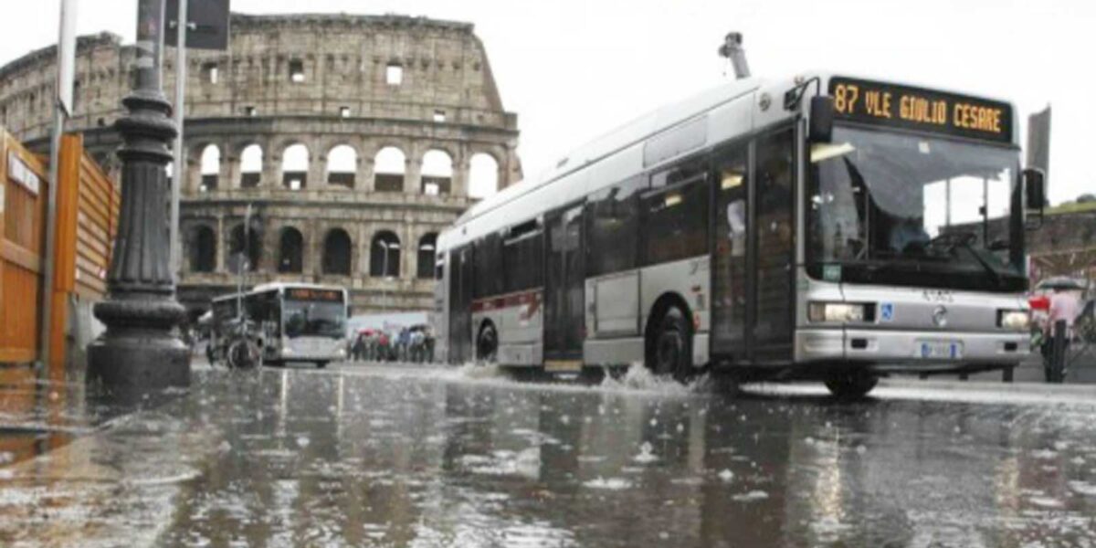 Roma e il Colosseo sotto una bomba d'acqua