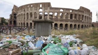 Roma sommersa dai sacchi dopo Natale: il Lazio penultimo in Italia per raccolta differenziata