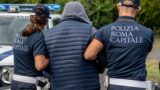 San Giovanni, si arrampica sul tetto dell’autopattuglia e ferisce due agenti: arrestato 25enne