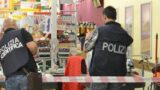 Cerveteri, ‘Dammi i soldi o ti do fuoco’: getta benzina sul cassiere e lo minaccia, arrestato 15enne