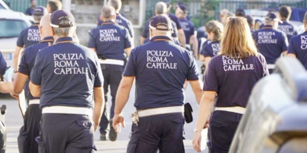 Agenti della Polizia Locale di Roma al lavoro