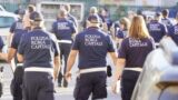 Roma, nuovo attacco contro la Polizia Locale: bombe carta, cassonetti incendiati e auto danneggiate